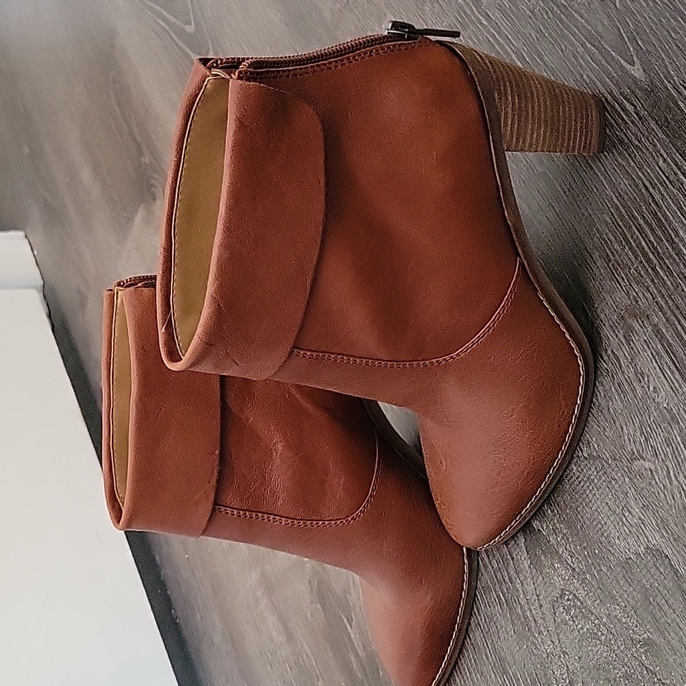 Women's Lucky Brand size 8 bootie